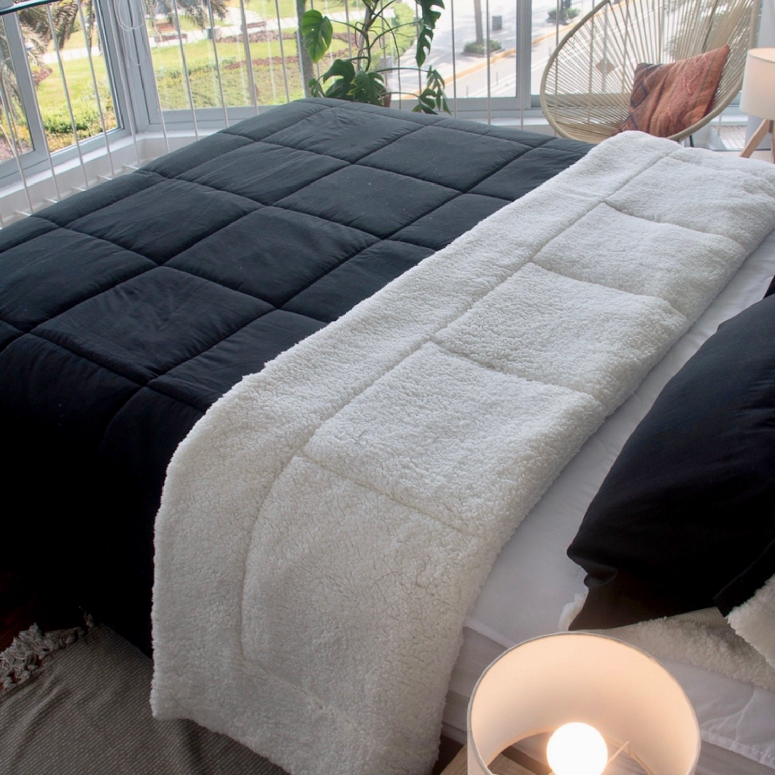 Edredón Negro de Algodón Pima Reverso Sherpa Edredón Negro de Algodón Pima Reverso Sherpa