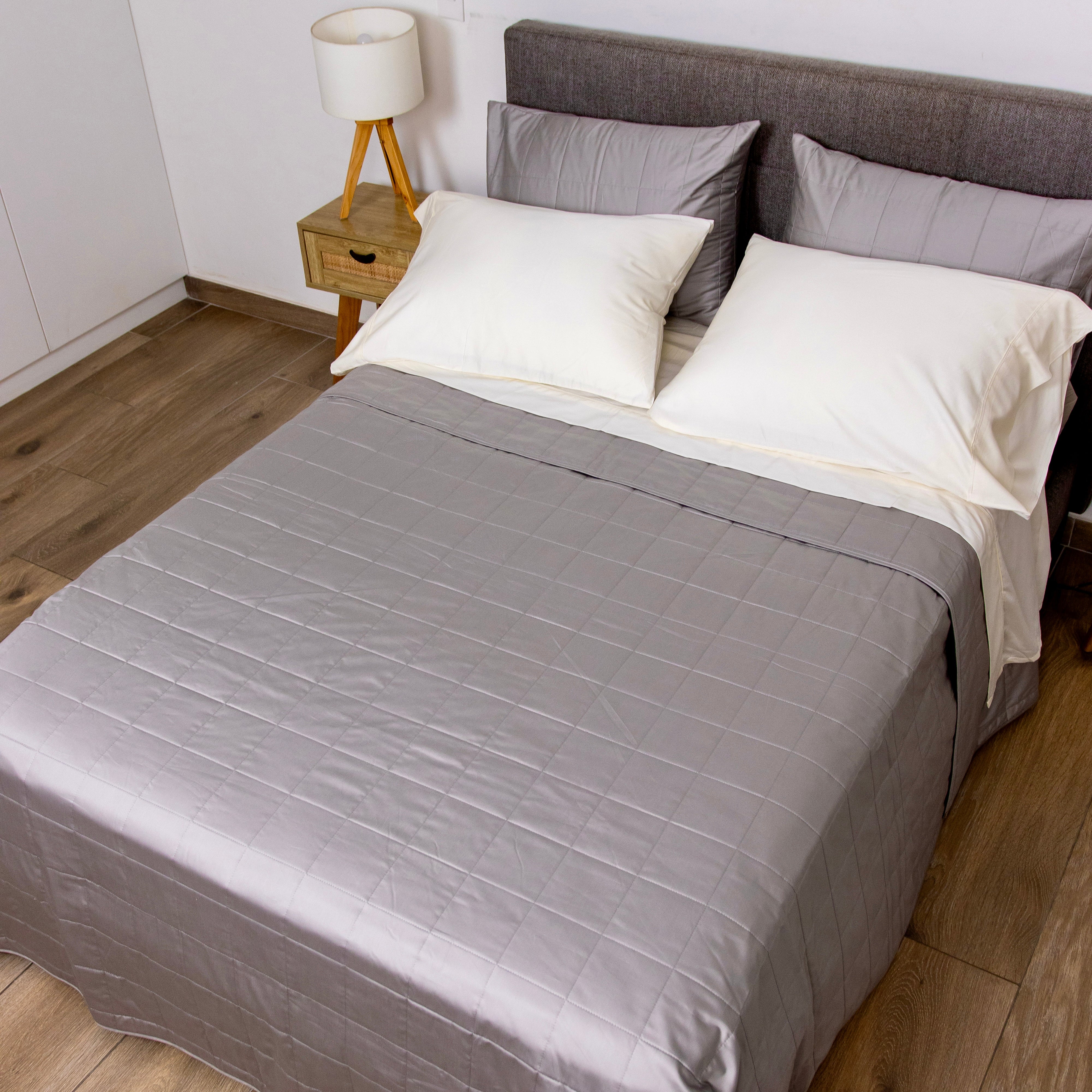 Cubrecama Algodón Premium Cubrecama algodón premium de 300 hilos, fresco, ligero y hipoalergénico. Ideal para verano y perfecto para dormitorios aesthetic gracias a sus colores tierra. Disponible en todas las medidas.