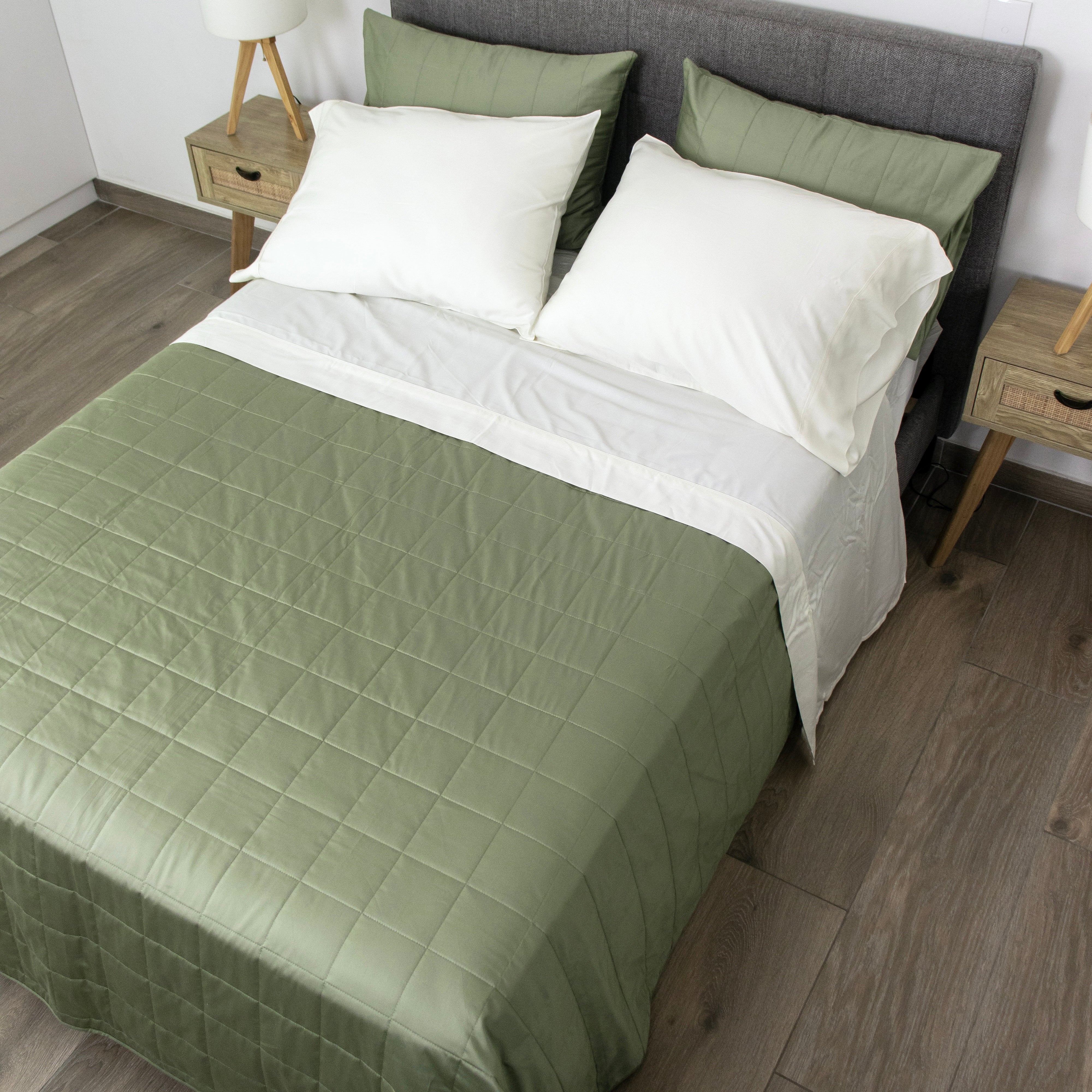 Cubrecama Algodón Premium Cubrecama algodón premium de 300 hilos, fresco, ligero y hipoalergénico. Ideal para verano y perfecto para dormitorios aesthetic gracias a sus colores tierra. Disponible en todas las medidas.