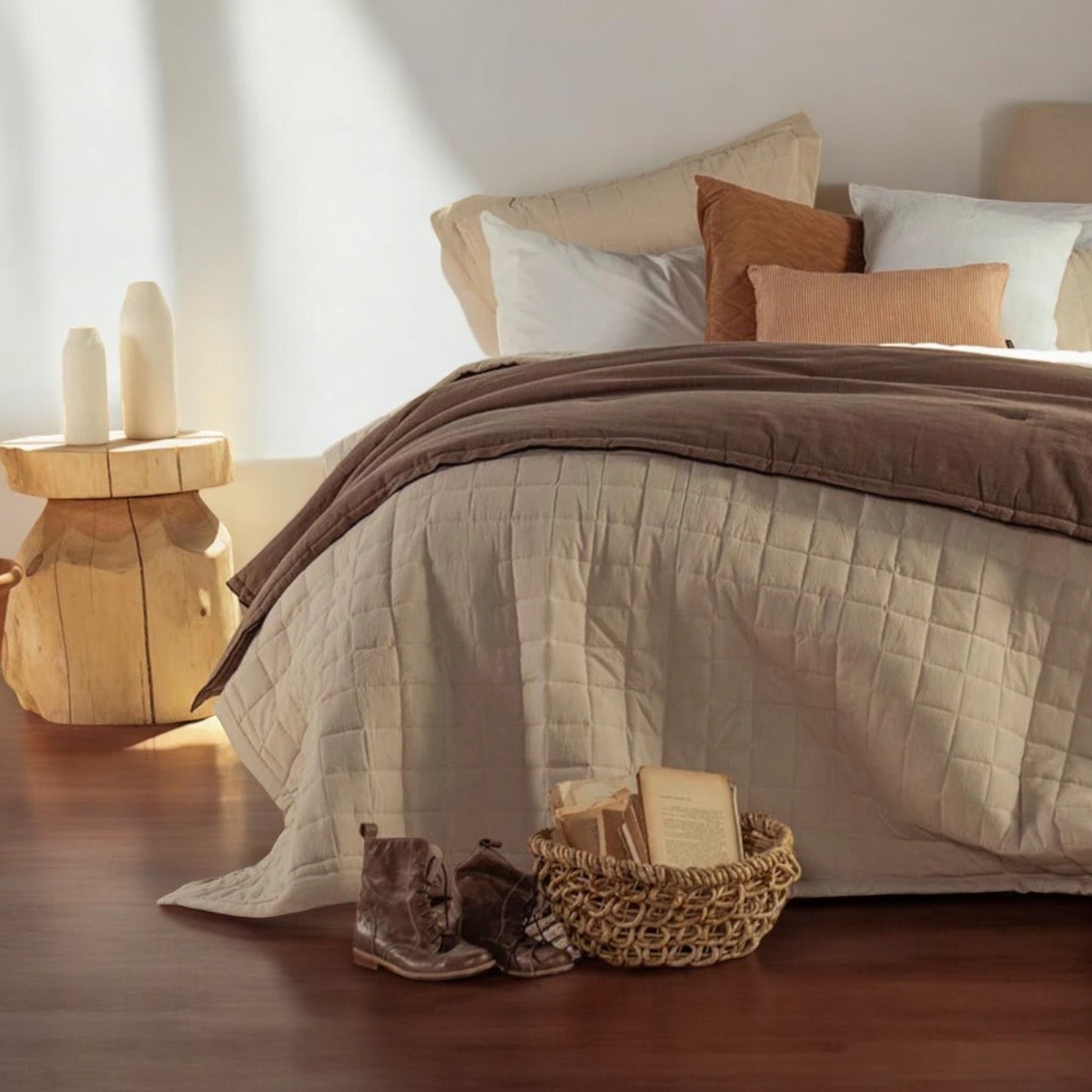 Cubrecama Quilt Algodón Beige Cubrecama quilt de algodón beige combinado con accesorios decorativos en dormitorio