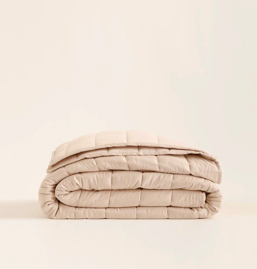 Cubrecama Quilt Algodón Beige Cubrecama quilt de algodón beige doblado mostrando su grosor y textura