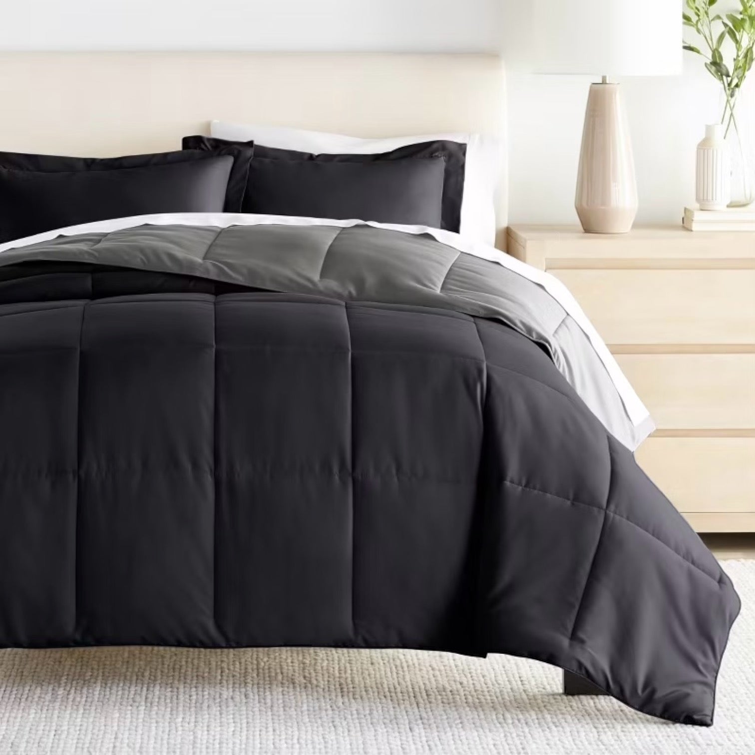 Cubrecama negro y plomo reversible de algodón pima sobre cama moderna