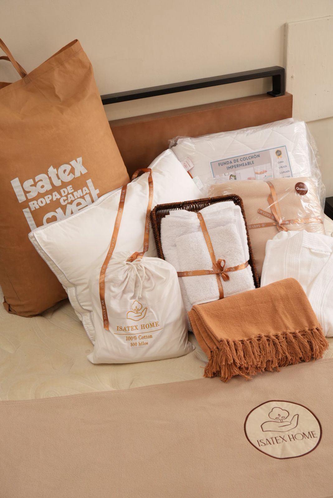 Línea hotelera ISATEX HOME en Perú - habitación de hotel con textiles premium